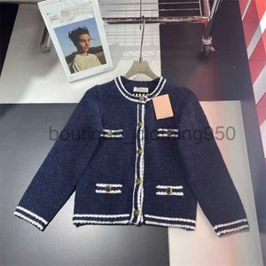 Designer Women's Jackets Coats 24 au début du printemps Nouveau cardigan, bleu marine teint personnalisé avec des boutons de conception de bord tissé contrasté associés à un cardigan