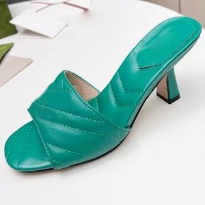 Zapatillas de diseñador para mujer, sandalias de cuero con rejilla, chanclas planas antideslizantes, resistentes al desgaste, tacones altos sexys, talla 35-41