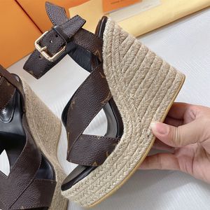 Diseñador Mujer Zapatos de paja Sandalia de cuña de estribor Zapatos de plataforma con punta abierta 19 Zapatos de cuña de color Sandalia de moda Bombas de fondo de paja Dama 35-41 con caja 378