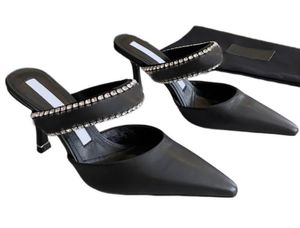 Diseñador para mujer Sandalias puntiagudas con diamantes Verano famoso Tacón de aguja ancho Deslizadores negros brillantes Correa de cuero Zapato con hebilla Bombas acolchadas Tamaño de playa 35-41