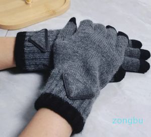 Gants de créateur en laine tricotés en cachemire, gants de sport d'hiver chauds avec décoration triangulaire, cadeau de haute qualité pour hommes et femmes en plein air