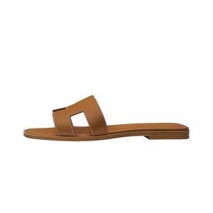 Designers Sandales pour femmes Mules en cuir Mode Dames Femme Diapositives Sliders Pantoufles Tendance d'été Chaussures de plage Portes DH 2024