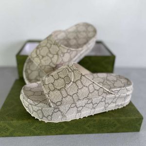 Designers Femme Platform Sandals Slide en caoutchoucs Hentes Anti-Slip Slippers Flat Shet Bottom Beach Flip Flops Multi-Season and Multi-Place S