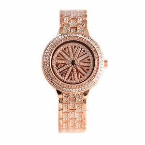 La montre à diamants pour femme est pleine de ceintures en acier et la montre à quartz est étanche et tendance.