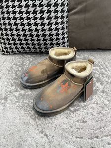 Vente directe de haute qualité laine femmes bottes mode graffiti cuir couture bottes chaudes hiver bouche peu profonde chaussures de créateurs montrent rue botte de neige assortie box35-40