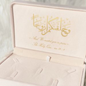 Afficher la boîte à bijoux en flanelle personnalisée Collier à anneau Binelle de boucles d'oreille Box bijoux Boîtes cadeaux pour la mariée Bride Bridesmaid Wedding Jewelry Boîte