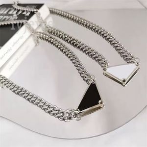 Triángulo distintivo diseñador colgante collares joyería de lujo unisex ocio cadenas de vestir para hombres plateado collar ajustable mujeres con letras ZB011 B23