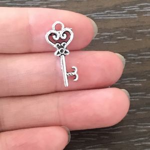 Clip de joyería de bricolaje en encantos colgantes Tono de plata antiguo Encanto de llave en forma de corazón de San Valentín para pulseras Collar Pendientes Tiradores de cremallera