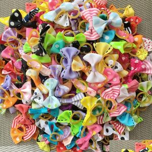 Vêtements de chien 100pcs / lot arcs de cheveux pour animaux de compagnie topknot mélange bandes de caoutchouc produits de toilettage couleurs varie bows326e drop livraison maison jardin s3194