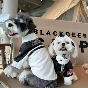 Ropa para perros Chaqueta de cuero blanco y negro Ropa Moda Cremallera Raya Ropa pequeña Gato Fresco Grueso Cómodo Artículos para mascotas al por mayor