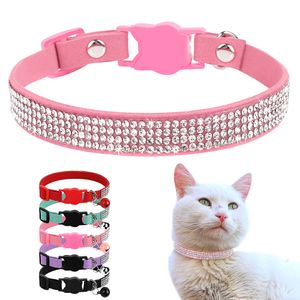 Collares para perros Correas Collar de gato de cuero de gamuza suave Collares de gatos brillantes con campana Seguridad Breakaway Pet Puppy Collar ajustable XS S Pink 230908