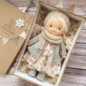 Muñecas 30 cm Waldorf Doll Girl Plush Figura de peluche suave hecha a mano con ropa Full Set Comfort Toys Trae una caja de regalo 231023