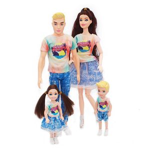 Muñecas 4pcslot Familia Muñecas Ken Esposa Pareja Conjunto MomDadBoyBaby Family Playset Niños Juegos de imaginación Juguetes Casa de muñecas Juguetes Niñas Regalos 230210