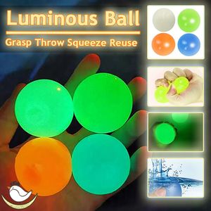 Muñecas 5 10pcs Luminous Sticky Ball Toys 4 5cm Wall Home Party Games Glow in the Dark Novedad Descompresión Squeeze Toy 230731