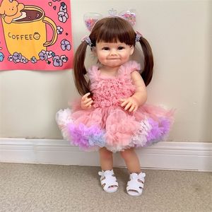 Muñecas NPK 55 cm Reborn Baby Doll con vestido rosa Cuerpo completo Silicona suave Raya Toque realista Regalos de alta calidad 231130