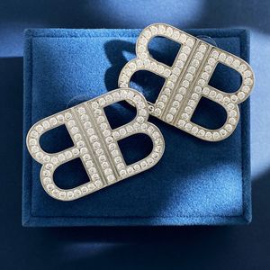 Donia bijoux boucles d'oreilles de luxe mode européenne et américaine double lettre titane micro-incrusté zircon boucles d'oreilles design créatif boîte-cadeau.