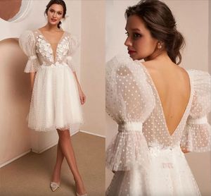 Mangas abullonadas con puntos Vestidos de novia cortos de una línea Cuello en V sexy Espalda abierta Vestidos de novia con apliques de encaje floral Boho Garden Vestido de fiesta de segunda recepción para novias de tul