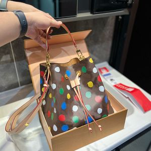 Bolso tipo cubo con cordón Bolsos con estampado de puntos pintados en 3D Bolsos bandolera de lujo de diseñador Bolsos de hombro Bolsos de lona Bolsillo interior con cremallera Bolsa de hardware dorada