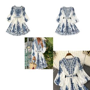 Robe Marque de luxe Printemps été blanc et bleu assorti design en porcelaine bleu et blanc sens de la robe dame douce style rétro chinois col en V va avec tout