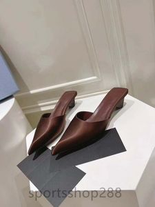 Robe pour femme designer chaussures hautes sandales de luxe aux talons hauts de soie pointue supérieure talon triangulaire à la mode et les pantoufles élégantes Sandale de semelle extérieure en cuir authentique
