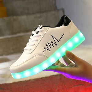 Zapatos de vestir 34-44 Hombres Zapatillas de deporte LED que brillan intensamente para mujeres Cargador USB Zapatos luminosos Niños Zapatos casuales para niñas Niños Suelas de goma Sandalias 230711