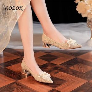 Zapatos de vestir Noche Boda Lentejuelas Oro Tacón bajo Mujeres 2024 Lujo Elegante Flor Bombas Tacones de fiesta