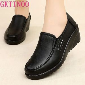 Chaussures habillées GKTINOO printemps automne femmes chaussures simples compensées semelle souple confortable grande taille mère en cuir chaussures à talons hauts 231030