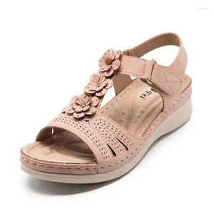 Zapatos de vestir Sandalias de mujer de cuero de PU de alta calidad Cuñas de tacón de 5 cm Flor de playa rosa para niña Calzado de verano más tamaño