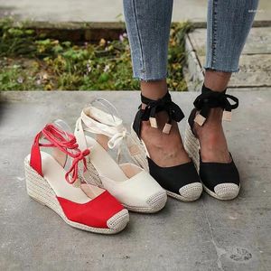Chaussures habillées grande taille 2024 printemps été femmes mode à lacets Baotou mi-talon sandales à talons compensés femmes en gros