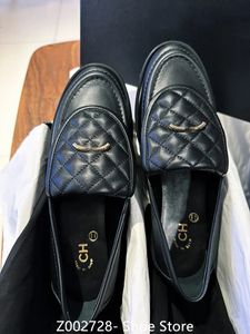 Chaussures habillées Mocassins bagues en cuir de mode d'automne All match petit logo chaussures en cuir de haute qualité femmes boucle en métal à jambe unique chaussures de créateur de canal de plate-forme noire
