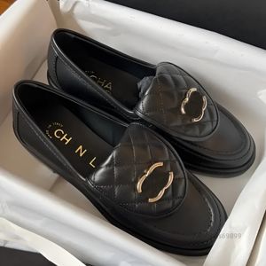 Zapatos de vestir Mocasines Moda de otoño Timbre de cuero Todo fósforo Zapatos de cuero con logotipo pequeño Zapatillas de plataforma negras con hebilla de metal de un solo pie de alta calidad para mujer Zapato único