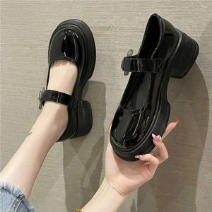 Chaussures de robe en cuir verni Kawaii fille basket-ball femme talon bas femme avec talons hauts baskets sport prix le plus bas