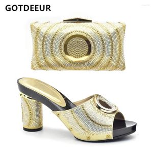 Zapatos de vestir Conjunto de zapatos y bolso dorados con diamantes de imitación Bolsos italianos para combinar con fiesta decorada