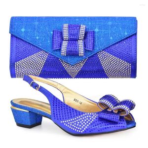 Zapatos de vestir Royal Blue Women Sandalias y bolsa Set 2024 African Lady Summer Match con bolso Bombas Clutch Monedero Femmes Sandales 986-14