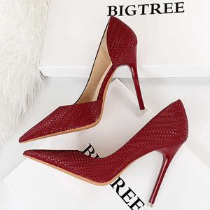 Chaussures habillées Chaussures Rouge Femmes Pompes 2023 Nouveau Modèle De Tissage Talons Hauts Stiletto Mode Chaussures De Mariage Femmes Talons Sexy Lady Party Chaussures 220117