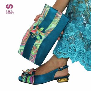 Zapatos de vestir Verano Color verde azulado Mujeres nigerianas y conjunto de bolsos Señoras italianas Diseño de flores a juego para boda