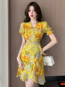 Robe d'été en mousseline de soie robe de vacances courte femmes élégant joli imprimé jaune Sexy col en v mince Mini ALine Mujer robes vêtements de rue