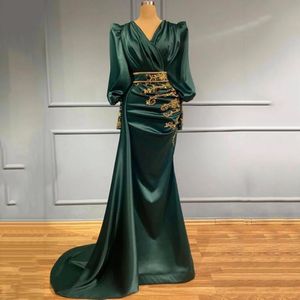 Vestidos de noche de satén verde Dubai árabe Abiye vestidos formales de fiesta de graduación con encaje dorado mangas largas 2023 vestido de celebridad