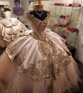 Robes cristaux roses Quinceanera col en V dentelle appliques perlées sans manches nœud satin tulle corset dos doux 16 princesse jupe à plusieurs niveaux robe de bal robes estidos