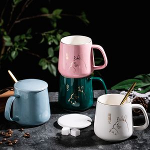 Tasses de buvettes 400 ml Produit de style européen léger luxe en céramique peint en or Tasse de café avec couvercle cuillère à eau tasse de tasse de tasse Totoro