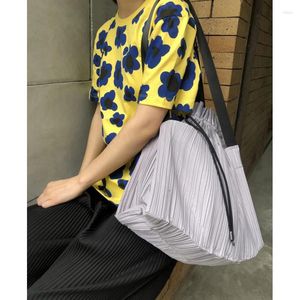 Sacs Duffel Miyake Sac de voyage plissé coréen 2023 Mode épaule Designer sac à main fourre-tout pour les femmes