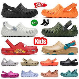 2024 Croc Kids Sandales Hommes Femmes Pantoufles Boucle Charms Diapositives Sandale Designer Plateforme Enfants Sandale Crocc Blunt Toe Classique Crocc Tout-petit Pantoufle Sliders