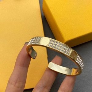 Lettres de mode Designer Chain Bracelet Collier Bangle Anneaux de bijoux pour les femmes avec une boîte d'emballage