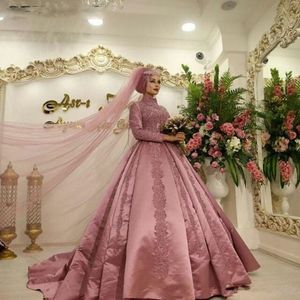 Robes de mariée musulmane islamique rose rose avec manches longues couche haute couche de couche Dubaï Kaftan Arabe Bridal Robes Satin