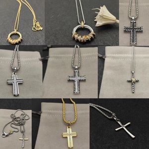 Dy 20 Style Brand Designer avec boîte Femmes Colliers de pendentif Classic Men Men Gold Silver Vintage Twisted Cross with Square Diamond Collier Longueur 50 cm Bijoux cadeau