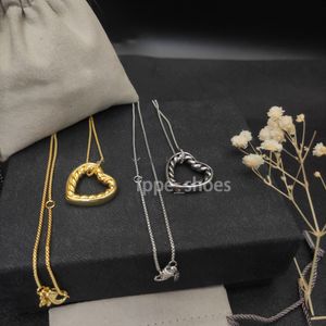 Collier de mode de style dy: collier d'amour avec boucle double cœur, collier coloré en forme de coeur, collier de sourire et collier d'amour creux - le cadeau est livré avec un sac à poussière