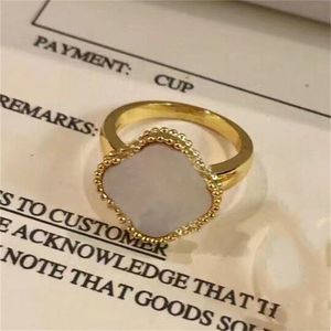 Anillos de moda anillo de trébol de cuatro hojas joyería de diseño para mujeres plateado nuevos anillos de trébol boda pequeño viento fragante luz de flash de lujo zh131 E4
