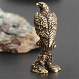 Estatua de águila Escultura en miniatura Artesanías hechas a mano Adorno Vintage Estatuilla de pájaro de cobre para el interior del escritorio del hogar Decoración de animales 220622