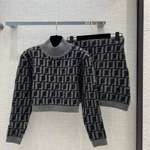 Début du printemps nouvelle tendance de la mode tempérament lettres de célébrité jacquard col haut tricoté femmes blouse jupe deux pièces ensemble