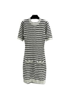 Temprano en la primavera New Navy Stripe Element Vestido de manga corta de punto blanco blanco